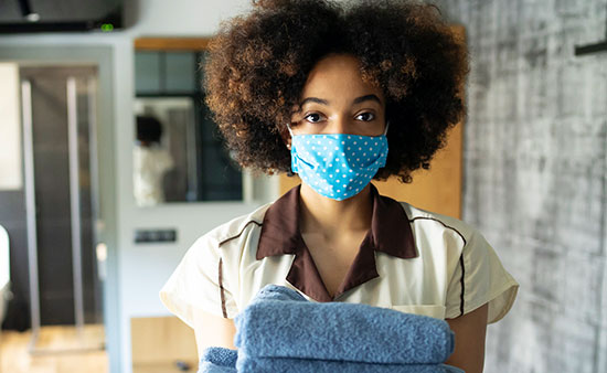 Are the hotel staff wearing masks?